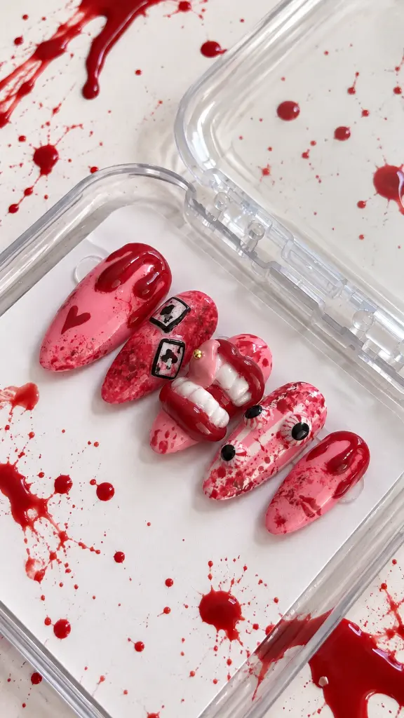 Ongles gothiques aux éclaboussures rouges (1).webp